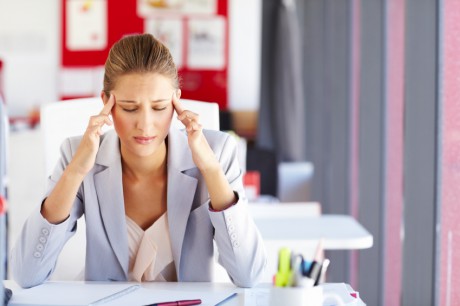 Kopfschmerzen im Büro: Lichtverhältnisse berücksichtigen