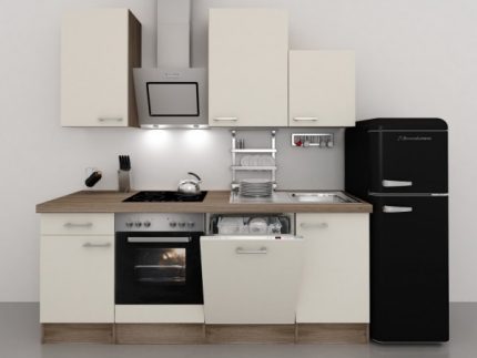 Küchenzeile mit Retro- Kühlschrank für die Büroküche.